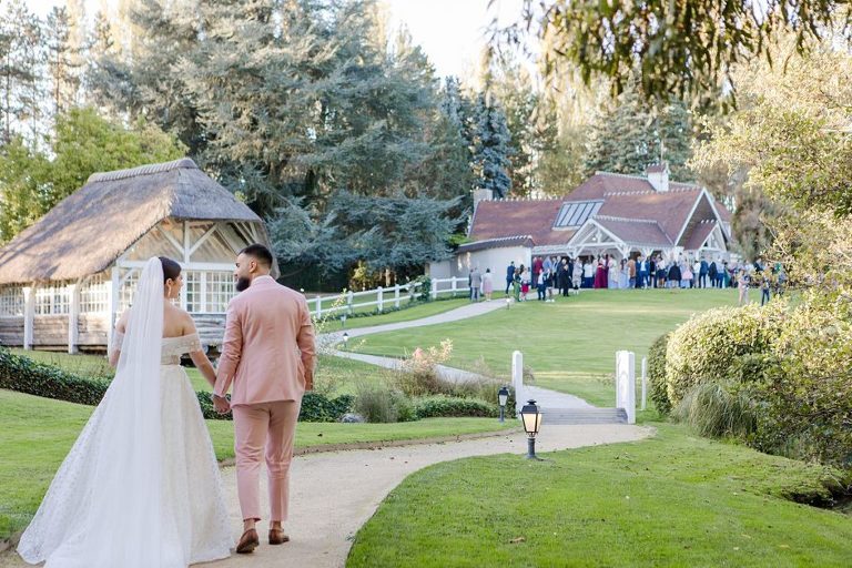 Les photos de couple sont souvent une source d’appréhension pour les mariés. Se retrouver devant l’objectif, au centre de l’attention, peut être intimidant. Surtout si vous n’êtes pas à l’aise avec l’idée d’être photographiés. Certains redoutent de ne pas être photogéniques, d’autres craignent d’avoir l’air figé.
